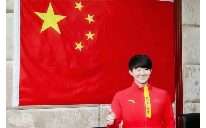来了，世界冠军宫乃莹！